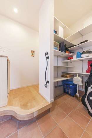 迷路をイメージした玄関ホール。ここにも小さなRが！