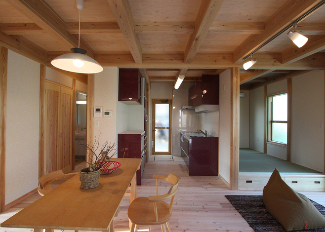 キッチンを独立させているが、家族の気配も感じられる