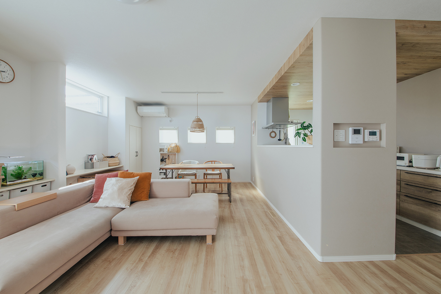 子育て安心住宅 Design Craft Office【デザイン住宅、子育て、間取り】北欧スタイルをイメージしたLDK。キッチン横の壁には、玄関モニターやお風呂のモニターなど、モニター関係をまとめたニッチを設置。リビングダイニングとキッチンを結ぶ動線上にあるので、操作が便利