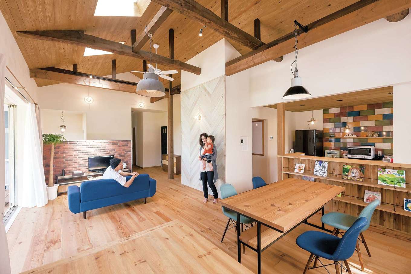 富士ホームズデザイン｜6 畳×3部屋をつなげたリビングダイニング。梁、柱はそのまま、または補強して使用。レンガ、タイル、ヘリンボーン張りの板壁と、3つの異素材の壁を配置した