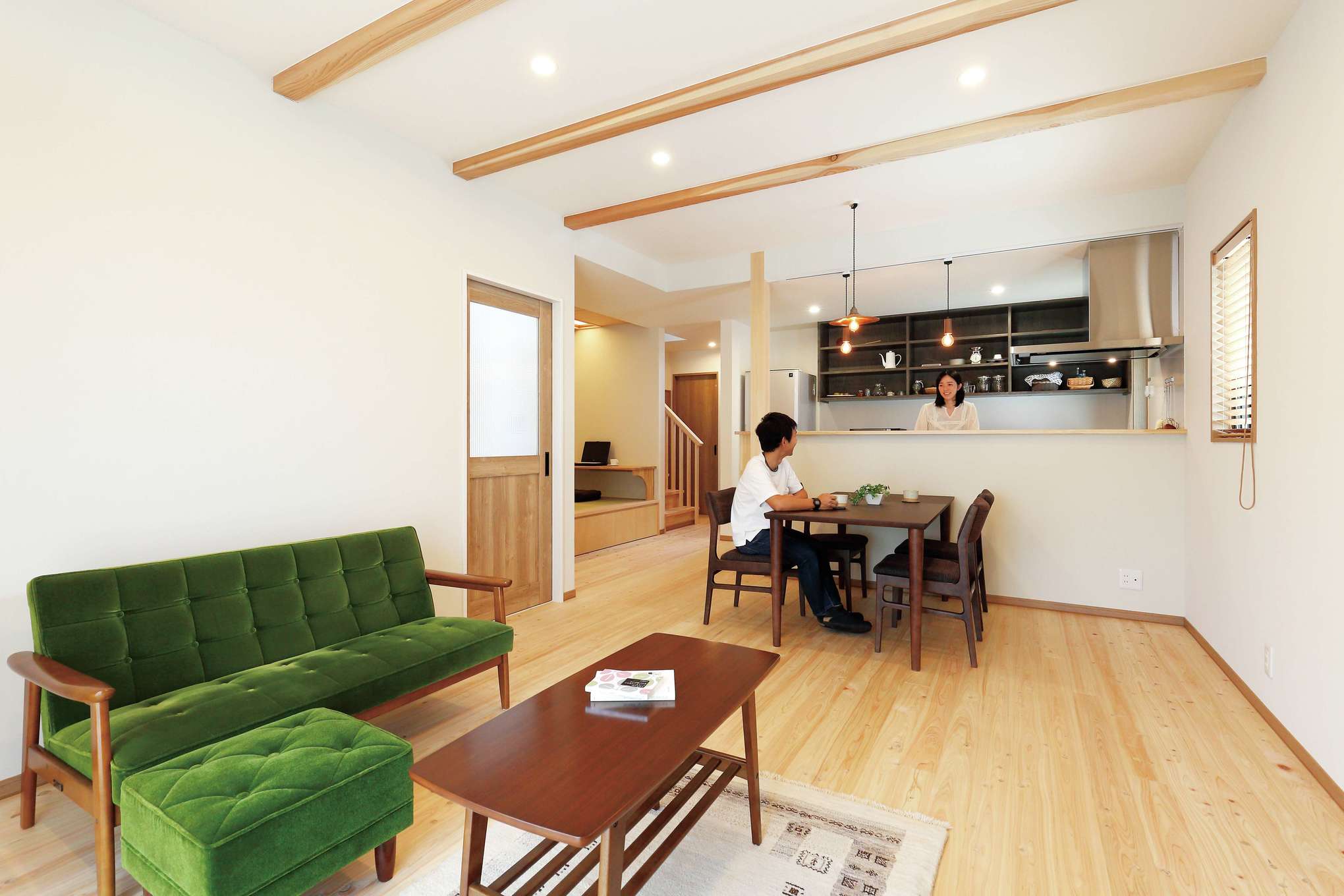 フジモクの家（富士木材）【デザイン住宅、収納力、自然素材】上質な富士ヒノキと珪藻土に包まれたLDK。ナチュラルな空間に合わせて、レトロモダンなソファや照明、雑貨を揃えてコーディネートした