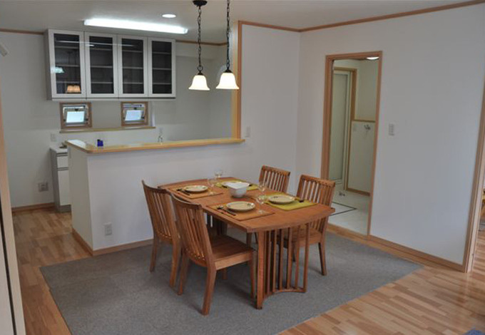 対面式キッチン・ダイニングのスタイルだが、仕切り部分の吊戸棚をあえて外して、キッチンとの一体感を重要視した。ダイニングが広く感じるプラン