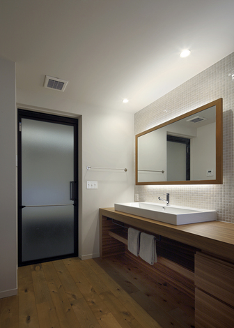 広々とした洗面コーナー。ホテルライクな空間は、使用するたびに非日常感を感じさせる