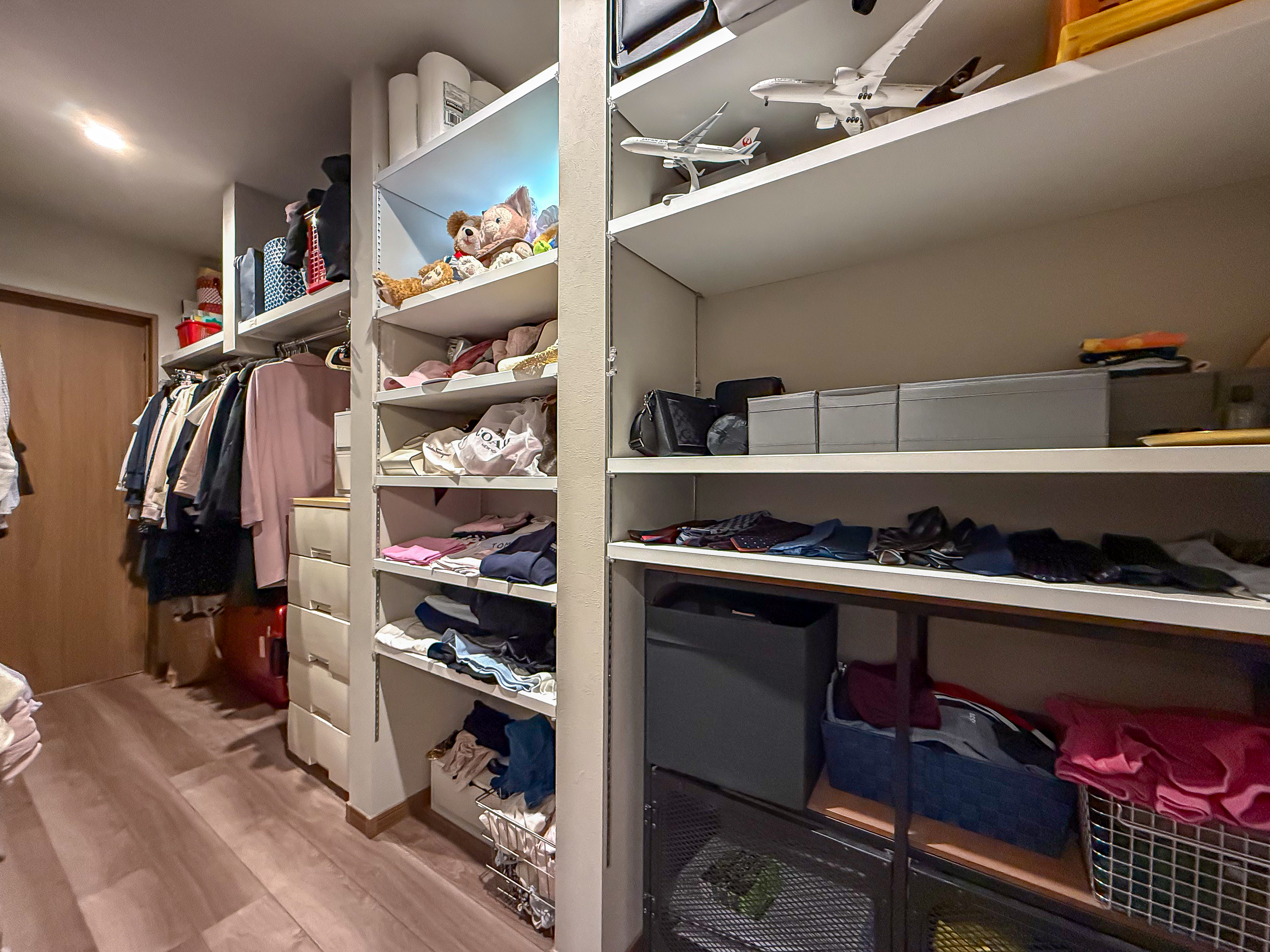 ロイヤルウッド｜様々な衣類や小物を効率よく収納できるウォークインクローゼット。収納棚には衣類やアクセサリーが neatly 鎮座し、整理整頓がしやすい。