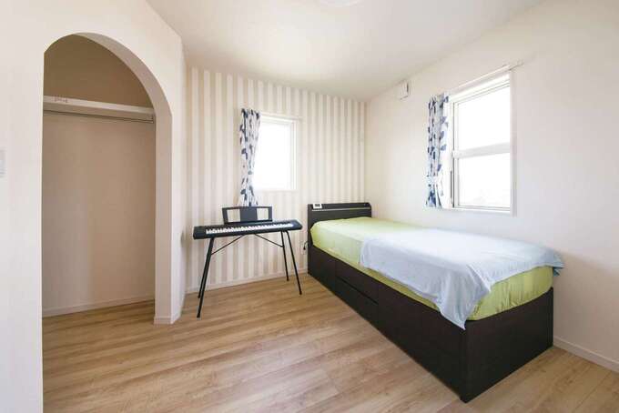 2階居室にはアーチ開口のクローゼットを用意。ピアノを習っている奥さまは、「気密性と防音性が高いので、音漏れを気にせず練習できます」と満足そう