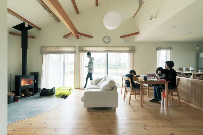 吹き抜けと大開口を通して広がる、 空と緑と家族の息づかい