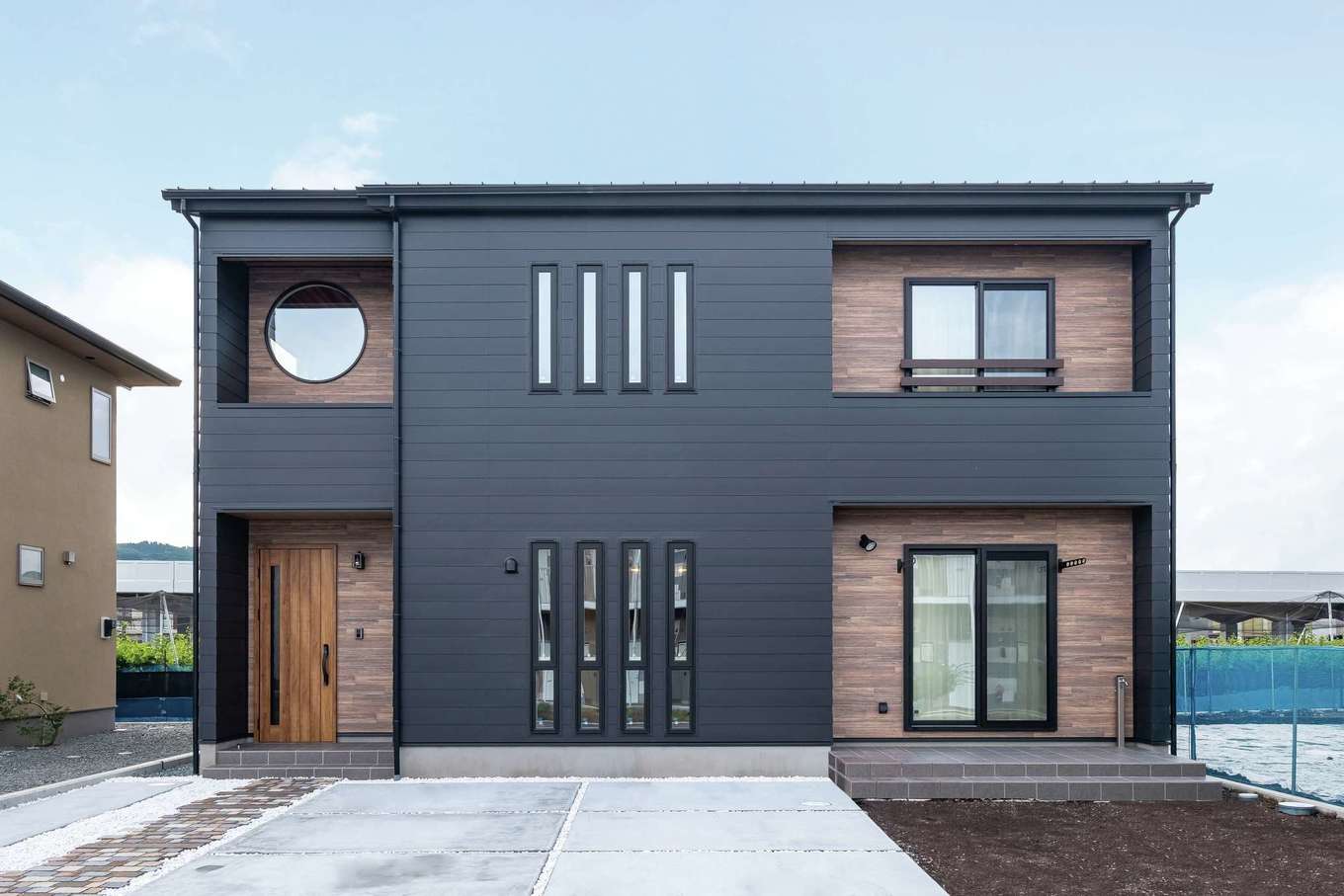 ぽっくハウス【リプルス】【デザイン住宅、間取り、ペット】タテ・ヨコのラインが美しいキューブ型の外観デザイン。丸窓がアクセントに
