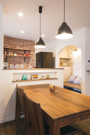 レンガ調タイルの雰囲気にあわせたペンダントライトがポイントのダイニング。好きなオブジェを並べたり、雑誌を読んでみたり、レシピを考えてみたり…いろいろと使える万能コーナー
