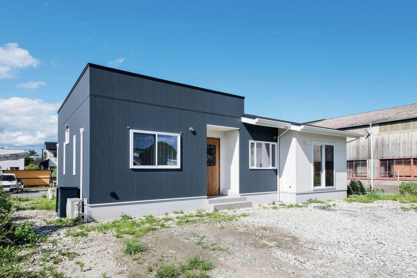 コットンハウス【省エネ、高級住宅、平屋】土地形状に合わせてデザインしたモダンな外観
