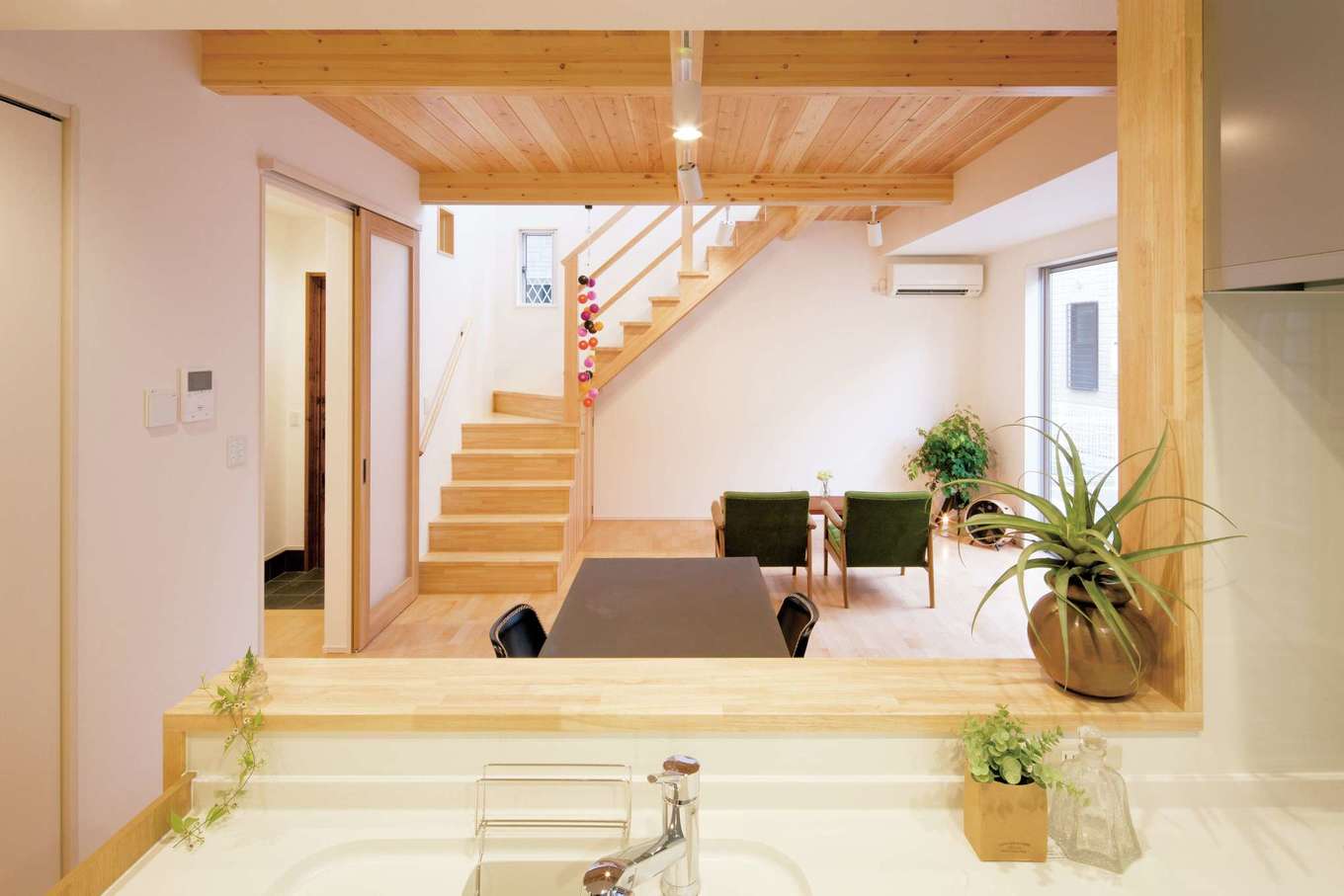 一級建築士事務所 GO_AN (ゴアン)【デザイン住宅、建築家、自然素材】キッチンは玄関から一直線で家事動線も抜群。吹き抜けからこぼれる光がリビングを明るく照らし家事もはかどる