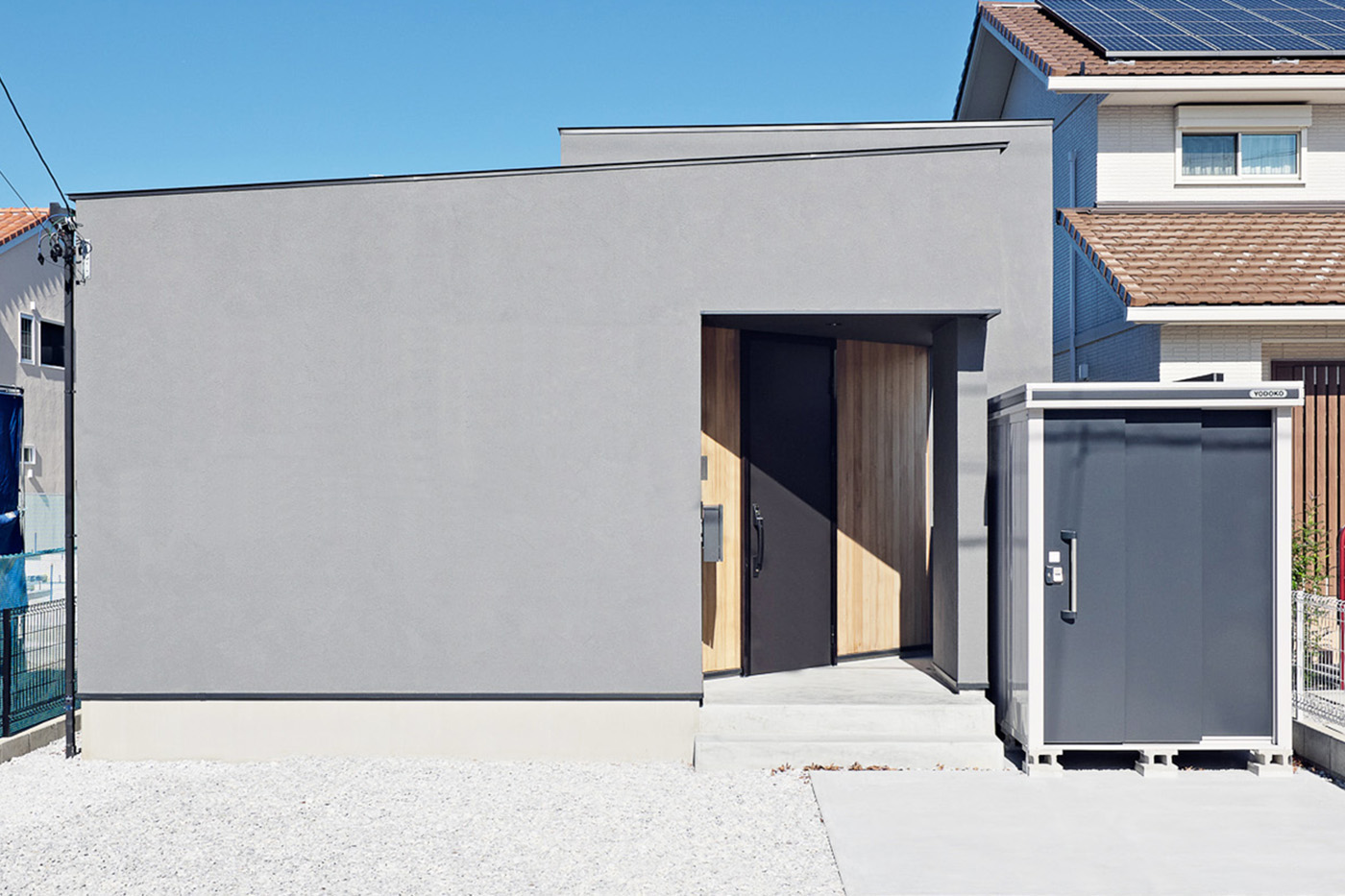 平屋建築ブルーハウス【和風、建築家、平屋】細長い敷地を生かした、奥行きのある外観