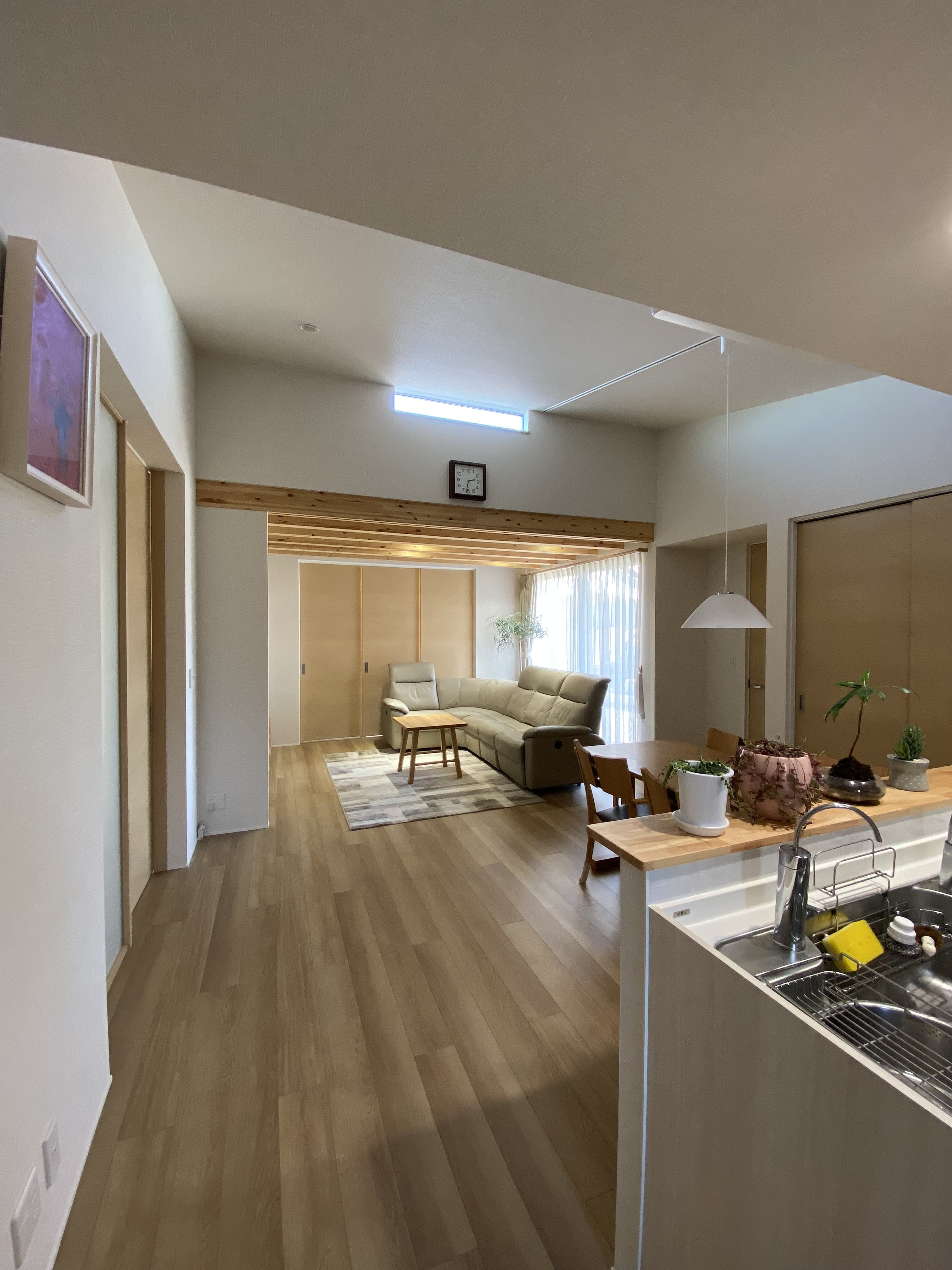 安田住宅｜安田建築設計室｜平面的に中央に囲まれたダイニングにはハイサイドライトを計画。やさしく自然光を取り入れている。キッチンからリビング全体を見渡せて、家族の様子を見守りながら家事ができる。