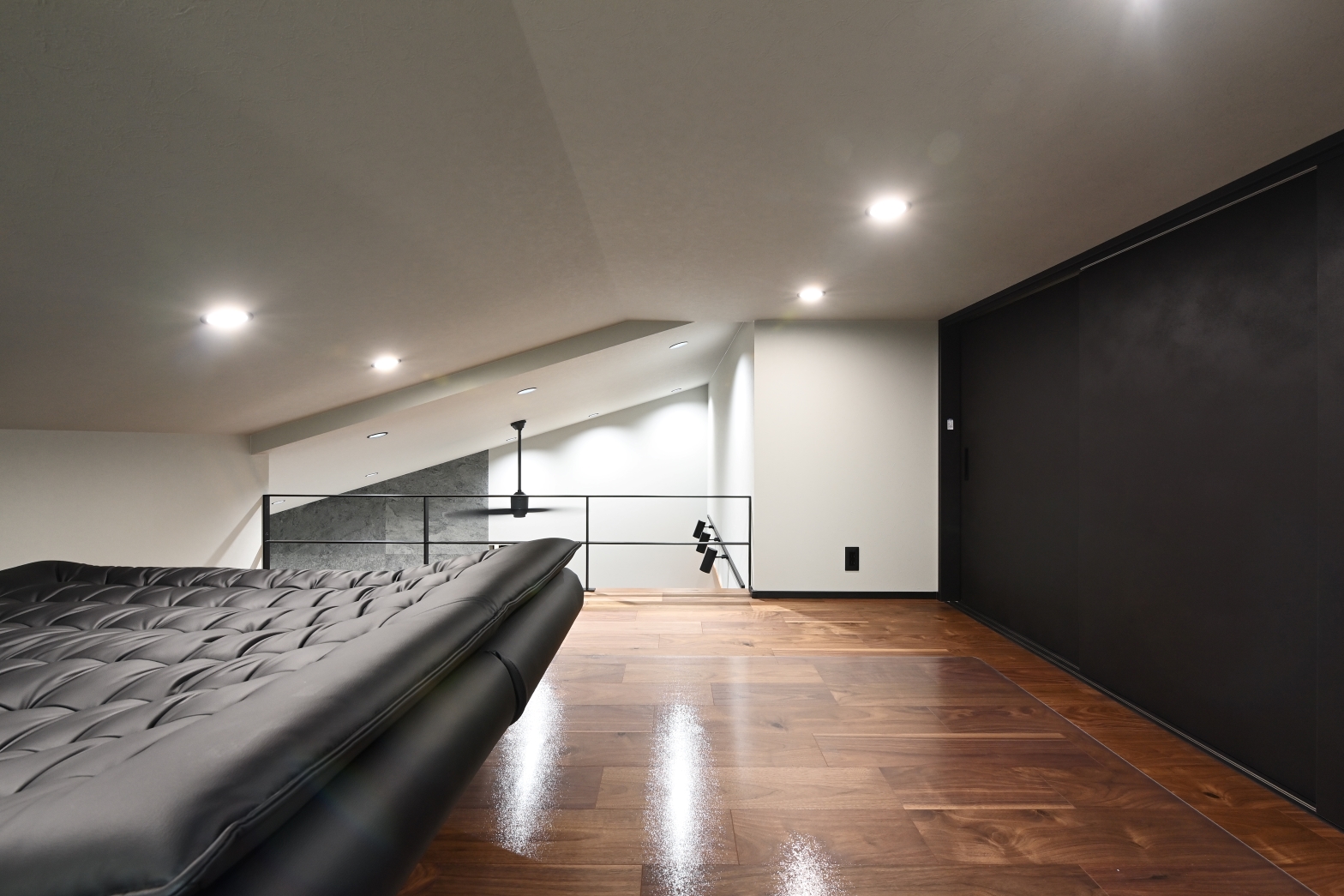 REIWA HOUSE（令和ハウス）【趣味、ガレージ、平屋】息子さんたちが帰省したときやゲストが宿泊できるよう、階段で上がるロフトを設けた