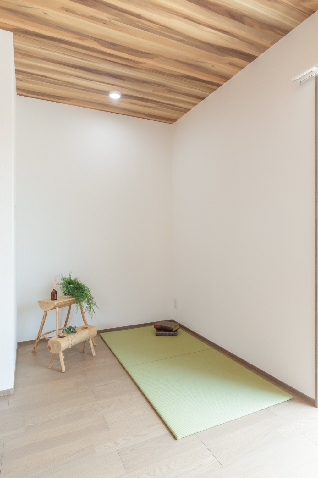 ユースタイルハウス　上村建設｜気軽に楽しめる「置き畳」は、
簡単にフローリングに敷いて寝転がる快感さを味わえる！ 