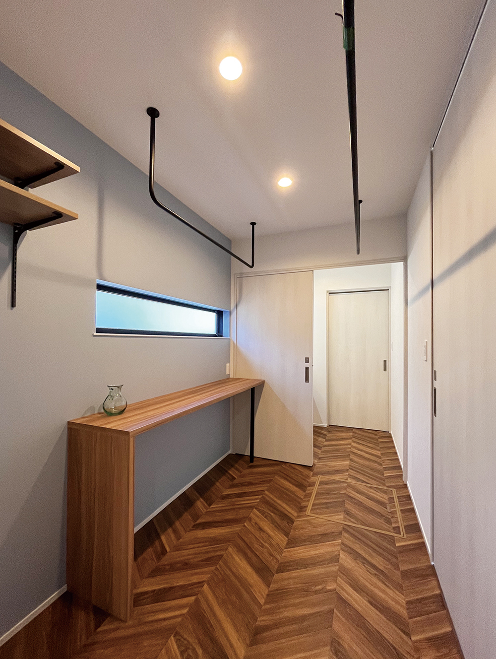 長坂篤建築研究所│nalabo（エヌエーラボ）【建築家、平屋、ガレージ】約3畳の脱衣室。天井からハンガーが下がり、洗濯した衣類をそのままこの空間で室内干しにもできる