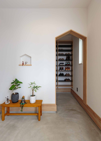 モルタルの玄関土間とシューズクローク