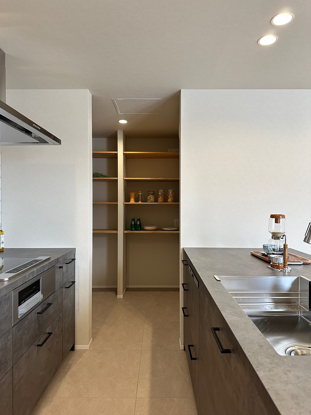 BASE.trip【デザイン住宅、間取り、インテリア】リビングになるべく生活感を出さないよう、冷蔵庫や調理家電などを全部隠せる広いパントリーをつくった