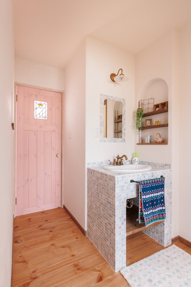 富士ホームズデザイン【デザイン住宅、子育て、間取り】オリジナルの造作洗面台。グレーがかったピンクのドアは塗料の調整に立ち会って色味を決めた