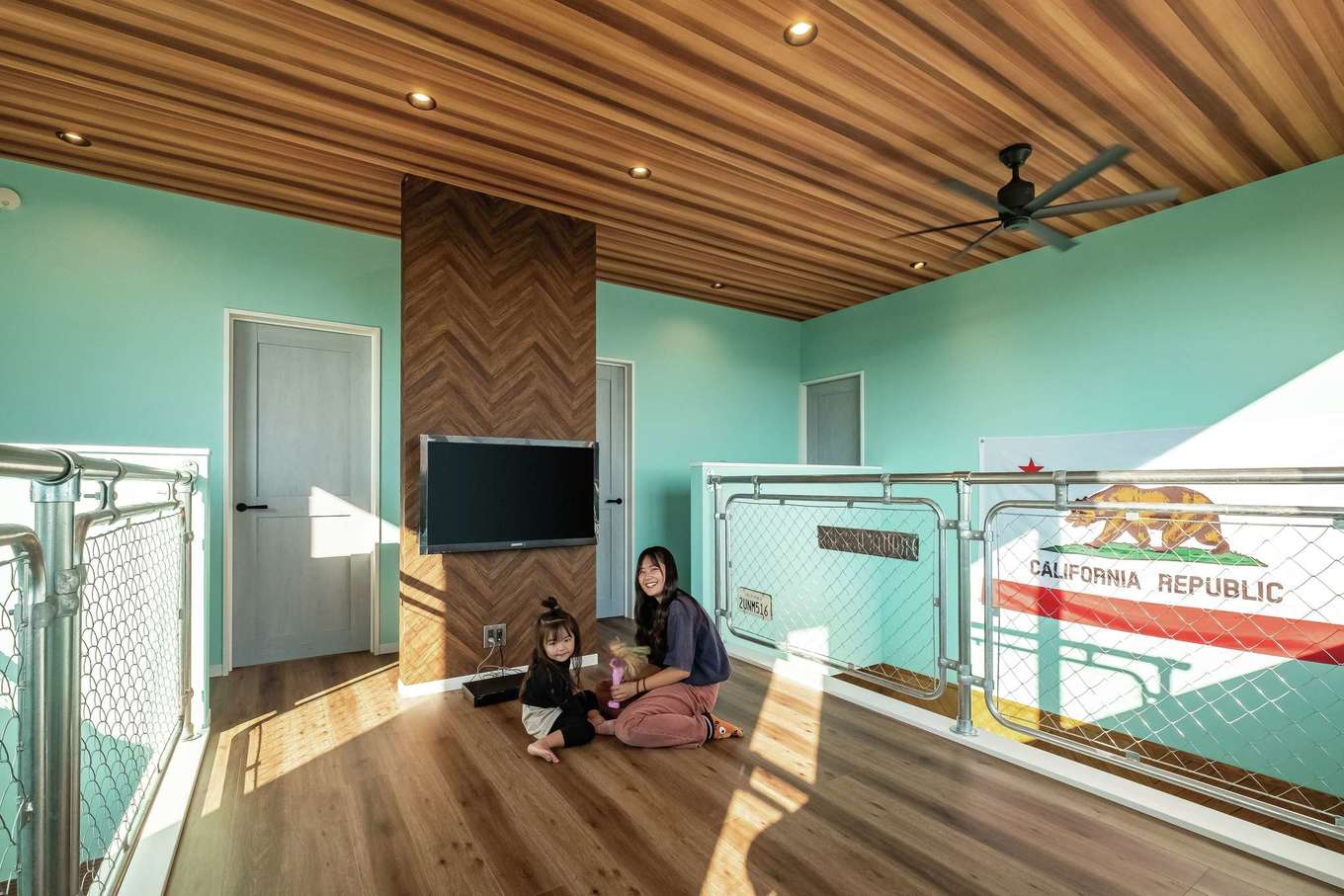 ぽっくハウス【リプルス】【デザイン住宅、趣味、間取り】アメリカンフェンスは見学会でも好評。下から見上げたときのアクセントにも