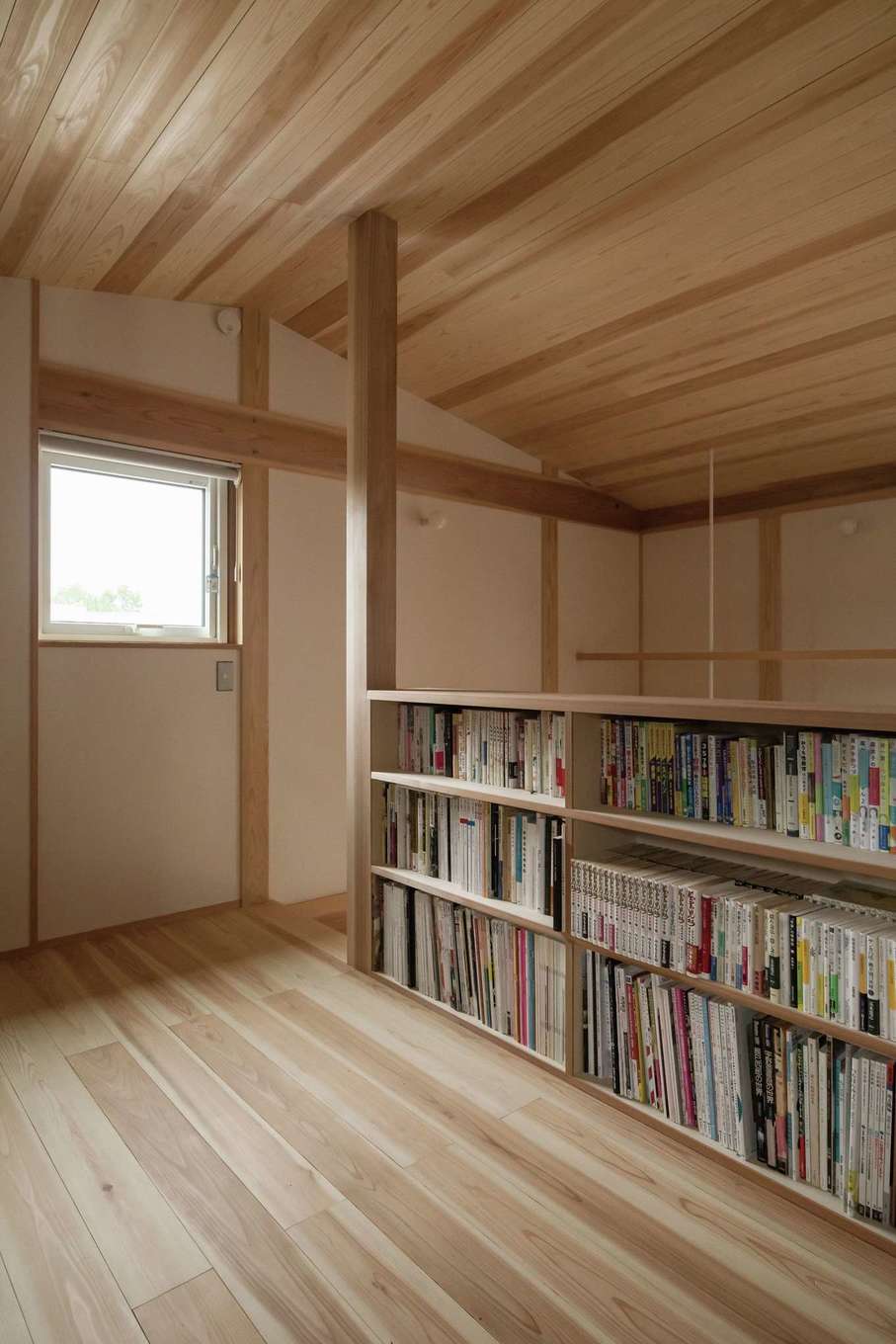 石牧建築【子育て、収納力、自然素材】2階のファミリーライブラリーは本棚も大工の手仕事