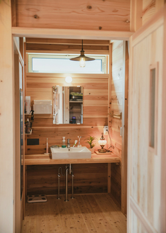 洗面脱衣室も国産無垢材をふんだんに。横にはウォークインクローゼットがあり、身支度が楽にできる