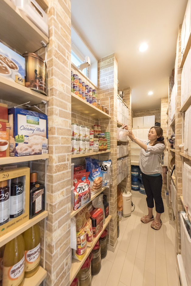 多くの食材をストックできるよう、大きなパントリーは、奥さまのリクエスト
