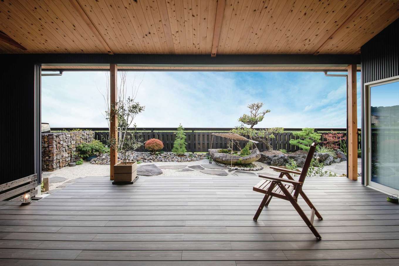 丸洋建設 ハウスオブハウス【デザイン住宅、自然素材、平屋】ワイドオープンサッシを採用し、リビングからウッドデッキまでをひとつながりの空間に。純和風の庭を一枚の絵画のように美しく切り取り、日常に季節の彩りを添える