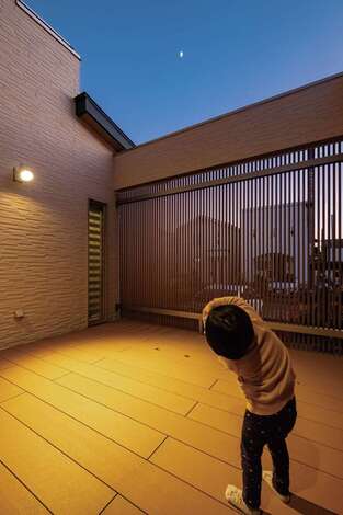 格子によって通りからの視線が遮られ、リラックスして過ごすことができる。庭への出入口も用意