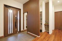 ゆったりとした玄関ホール。手を洗う習慣が身につくよう洗面台も設置