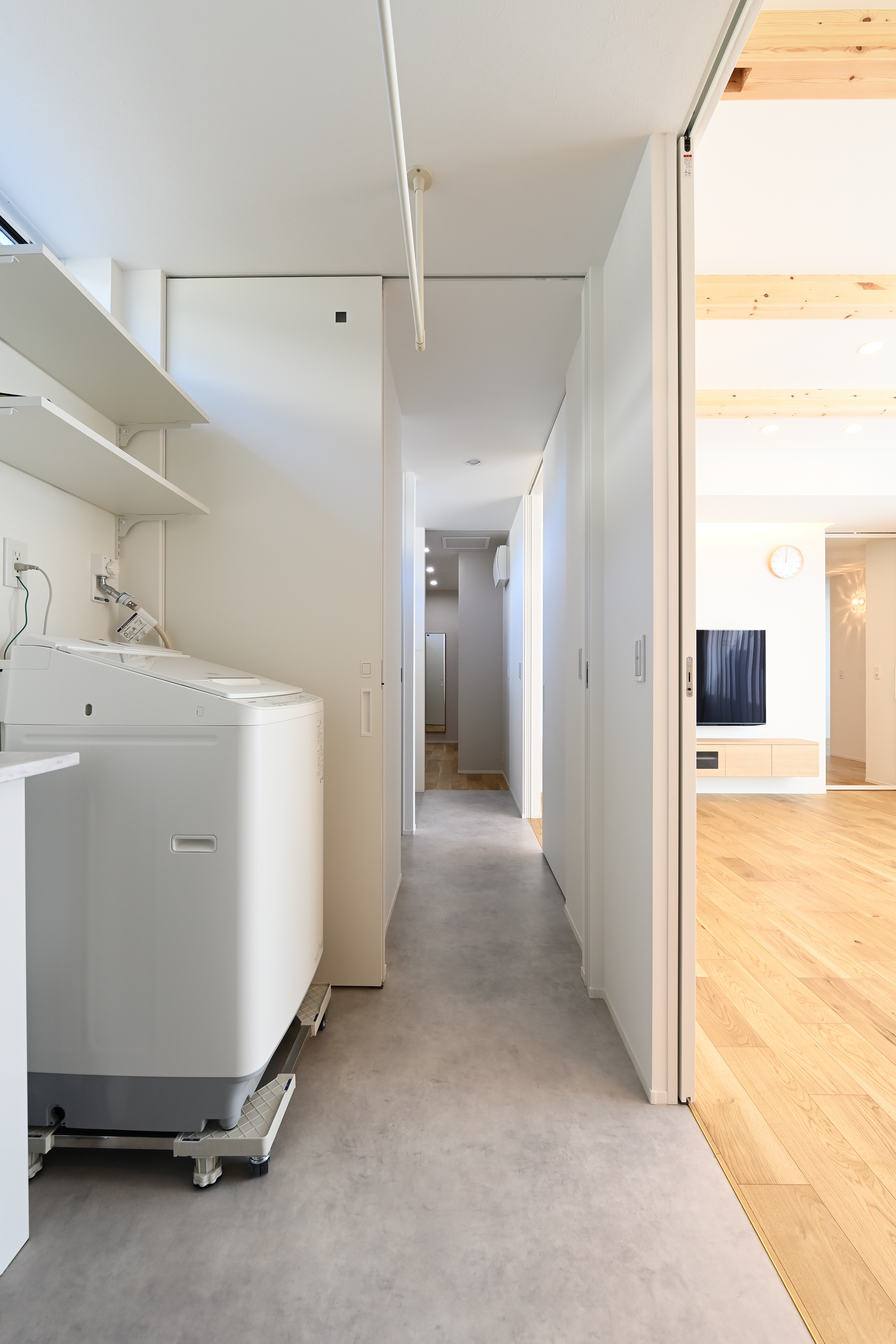 REIWA HOUSE（令和ハウス）【デザイン住宅、省エネ、間取り】機能的なランドリールーム。洗濯機スペースと収納棚が配置されており、動線が良く作業がしやすい設計である。
