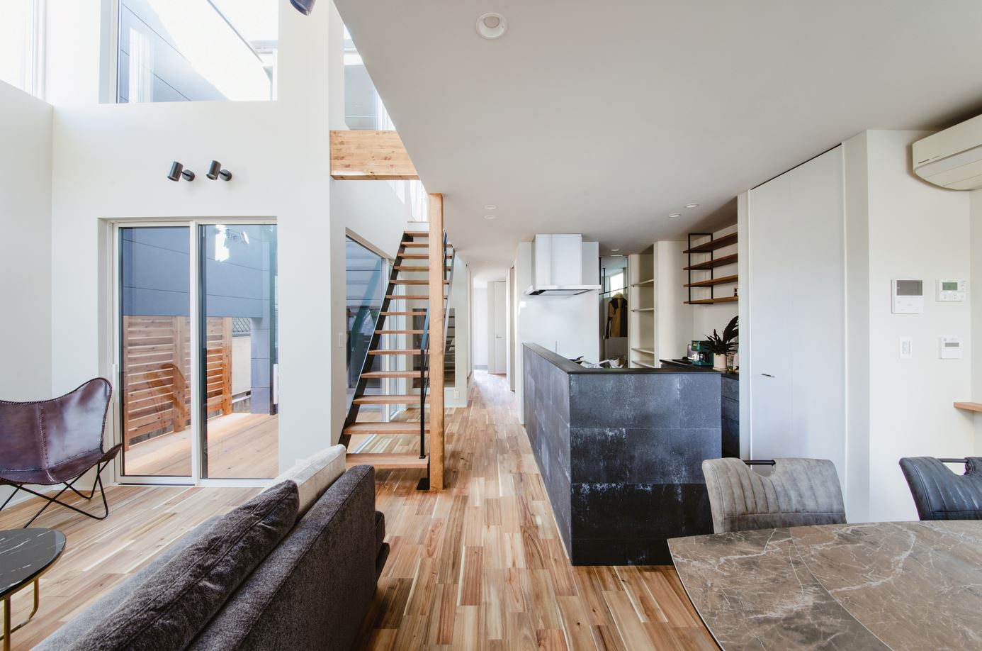 S.CONNECT（エスコネクト）【デザイン住宅、二世帯住宅、建築家】玄関からキッチン、LDKまで一直線につながる間取り