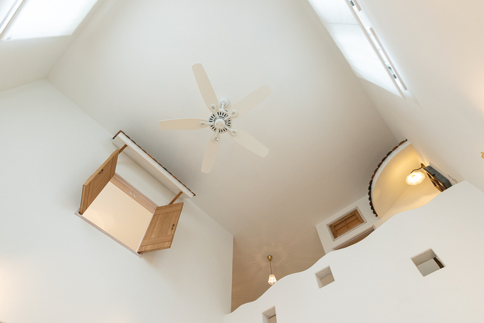 吹き抜けには2方向に高窓をレイアウト。日差しをたっぷり取り込み、室内を明るく照らす