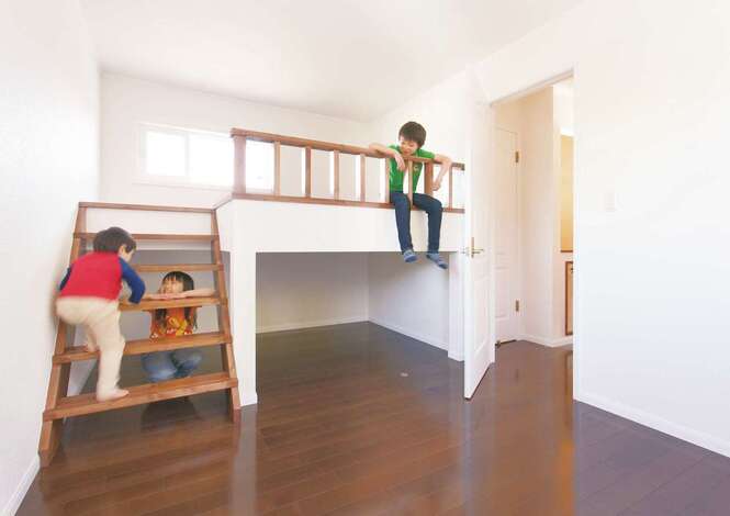 格子窓とアーチの開口部が洋館テイストでかわいい寝室。アーチの向こうはウォークインクローゼット