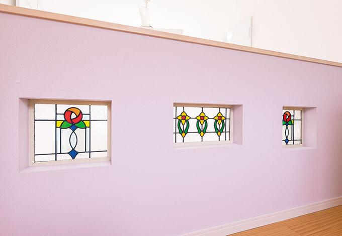 奥さまのお気に入りのステンドグラスは、吹き抜けからの光が透過する2階ホールの壁面に配した