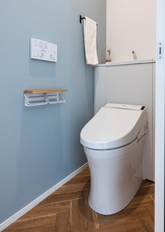 トイレは居室エリアとLDKエリアにひとつずつ用意。明るいブルーのクロスとヘリンボーンのクッションフロアがスタイリッシュ