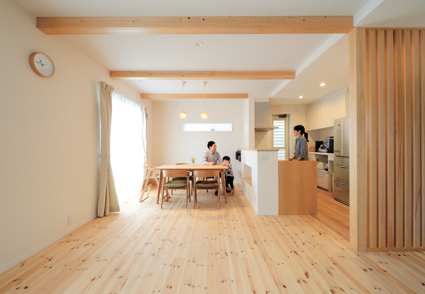 内田建設【収納力、間取り、建築家】ほんわかとした雰囲気のご夫妻にぴったりのナチュラルなLDK。床は無垢のパイン材、現しの梁は無垢のヒノキ。キッチンからは庭の芝生も見えて料理タイムがより楽しくなりそう