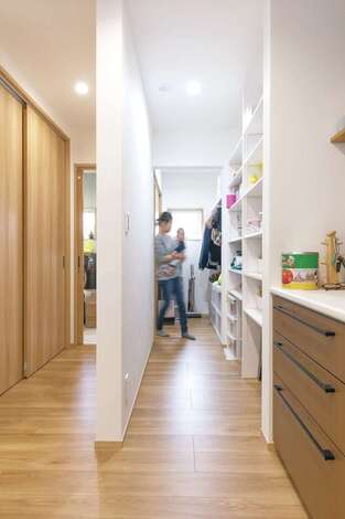 キッチンからパントリー、ファミリークローゼット、洗面脱衣室、浴室へとぐるっと回遊できる動線が、子育てママの家事時間を短縮する