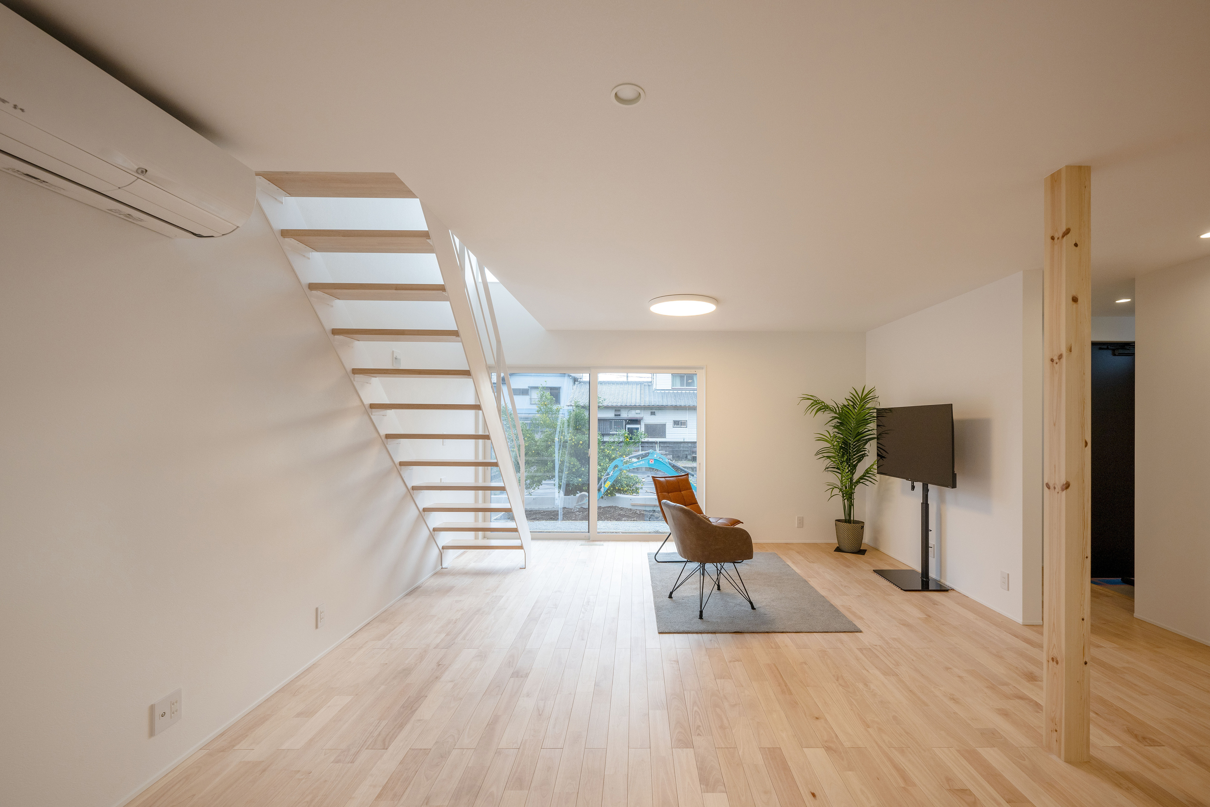 ハウスプラン（R＋house沼津・富士）【デザイン住宅、省エネ、建築家】C値0.35、UA値0.33という優れた性能が日々の暮らしに心地よさを届けてくれる。キッチンからは帰宅や階段を行き来する様子を見渡すことができる