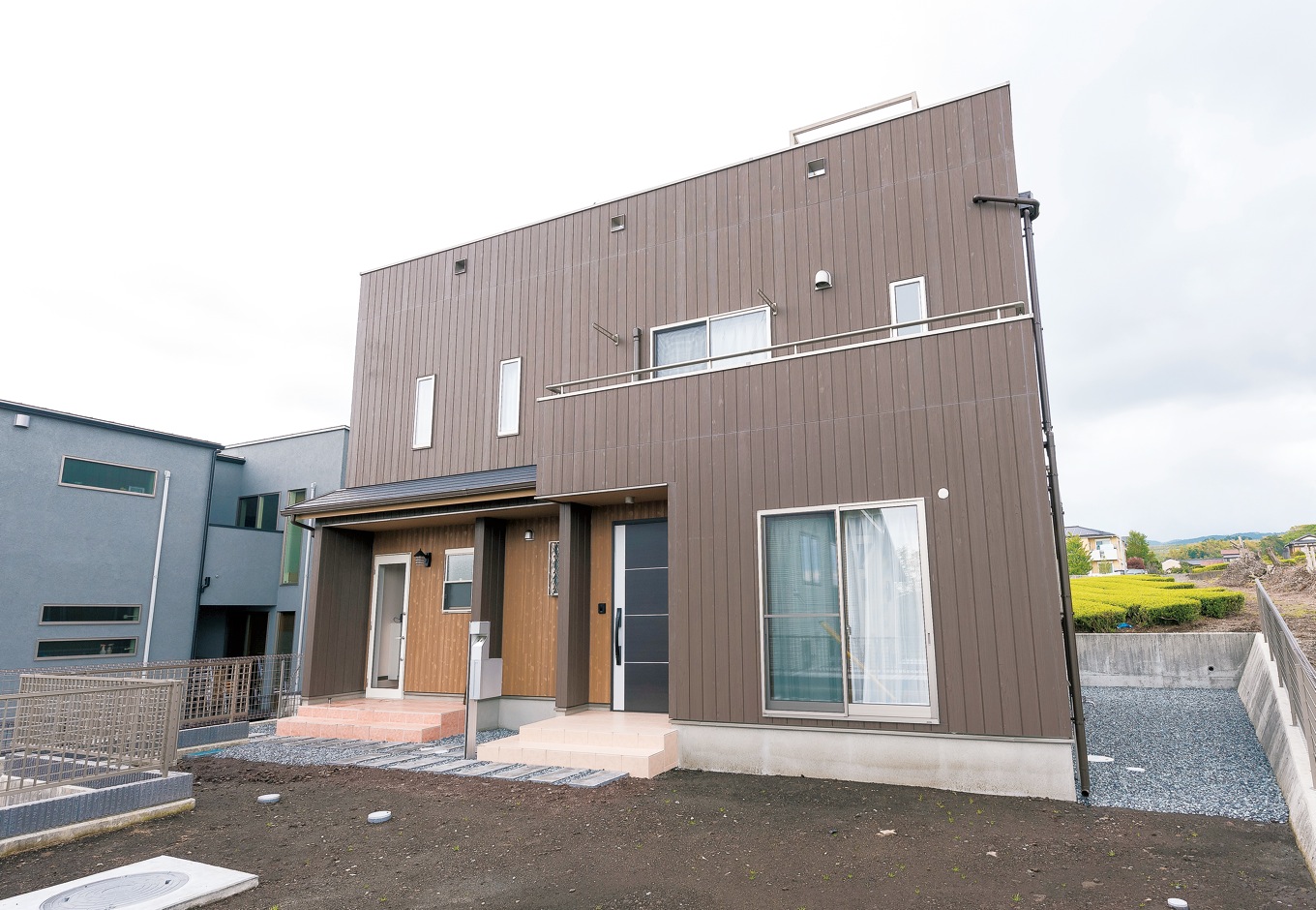 ＩＤＫ 住まいの発見館【1000万円台、子育て、屋上バルコニー】屋上を広くとるため、家全体をスクエアなフォルムに。リビングから続く部分には、ウッドデッ キを設置する計画が進行中