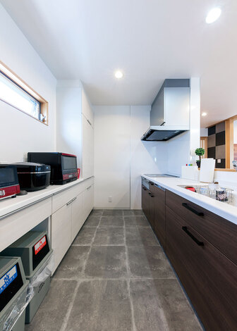 キッチンスペースにあるカップボードは収納力抜群