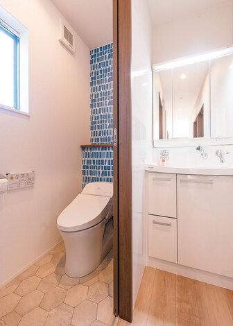 壁とフロアのクロスで、シンプルな居室部分とは対照的に、ちょっぴりの遊び心を表現したトイレ。1階、2階とも同じデザインで統一した