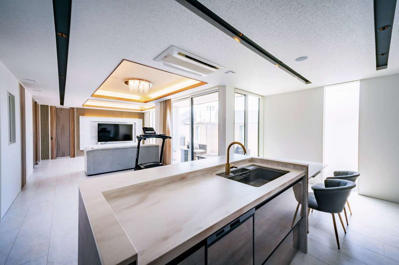 トーリンホーム【デザイン住宅、省エネ、高級住宅】シャンデリアや折上天井など、天井の表情を工夫して、広い空間に変化を付けたLDK