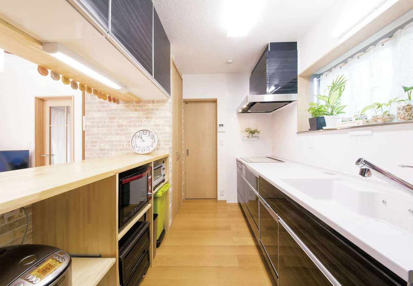 内田建設｜子世帯のキッチン。マグネットホワイトボードを採用