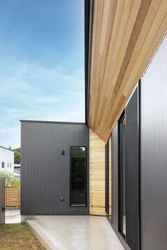 リビングからタイルデッキと庭につながり、子どもたちものびのび