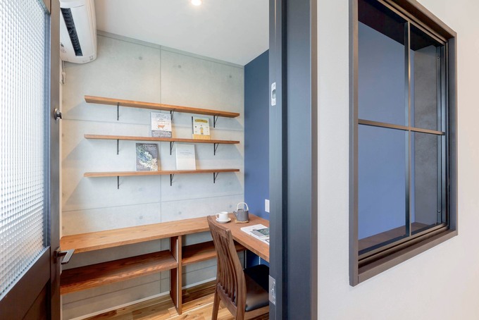 2階の書斎はご主人念願の「こもり部屋」。自分と「相対（アイタイ）」するプライベートな時間と空間を確保。広さ2畳ながら、書棚とカウンターがあり機能的！