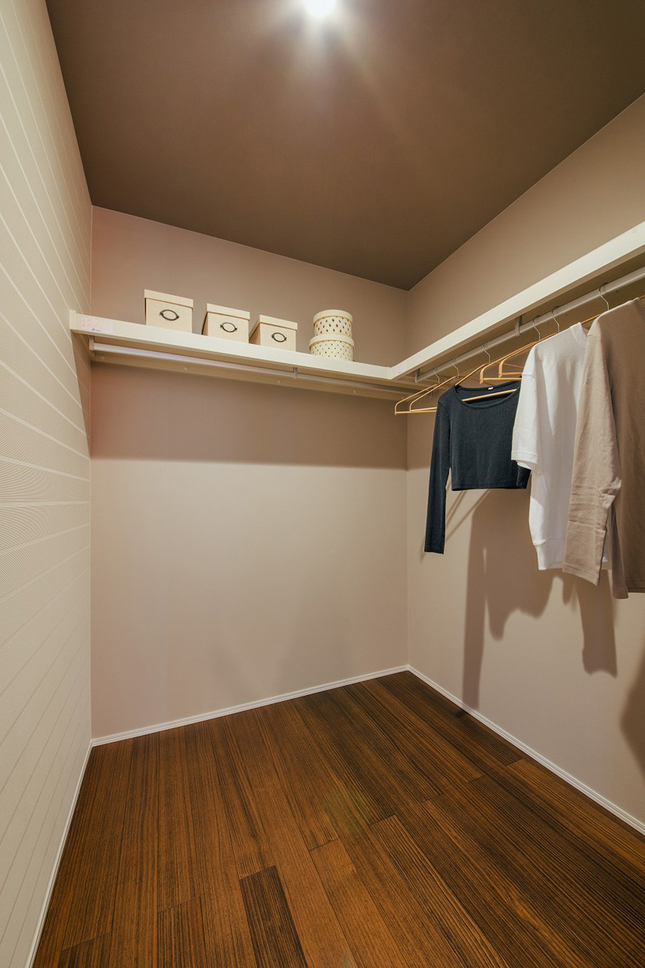 遠州鉄道 遠鉄ホーム【浜松市中央区青屋町400・モデルハウス】主寝室のウォークインクローゼットは、夫婦の服をたっぷり収納できる