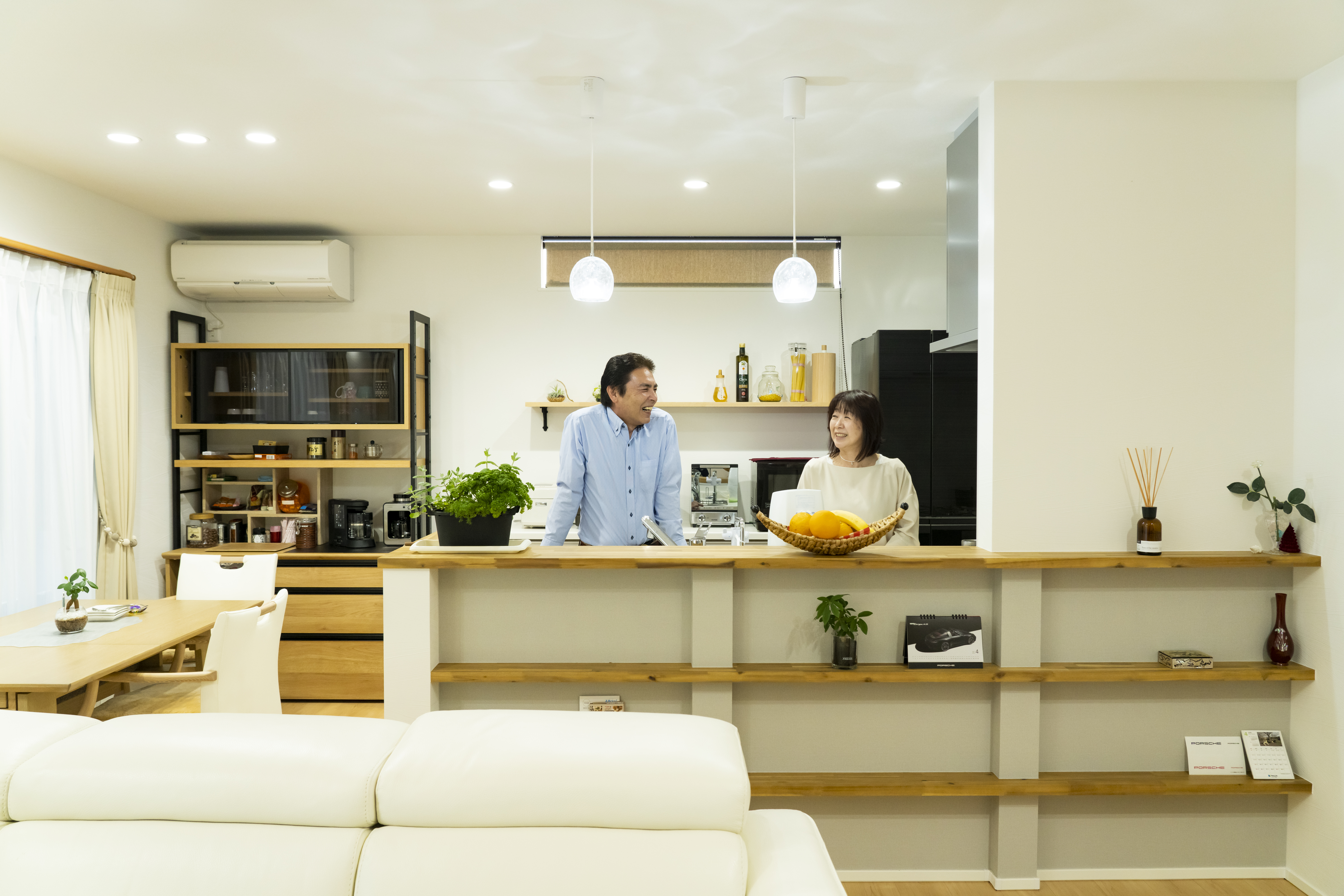 REIWA HOUSE（令和ハウス）【1000万円台】還暦を迎えたとは思えないほど若々しいYさん夫妻。
二人でキッチンに立つ姿も絵になる。
奥さまは料理が大好きで、ご主人はもっぱら皿洗い担当。
「でも、掃除は積極的に手伝ってくれて助かっています。」と、奥さま。