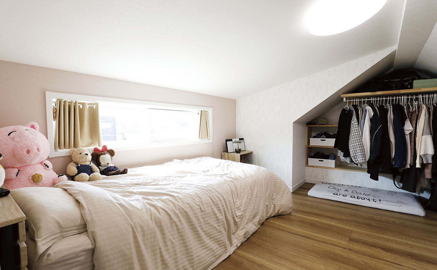 ジェネラルアメリカンホーム【デザイン住宅、輸入住宅、趣味】長女が子ども部屋として使っている小屋裏収納。将来、巣立つことを想定し、コンパクトなつくりにした