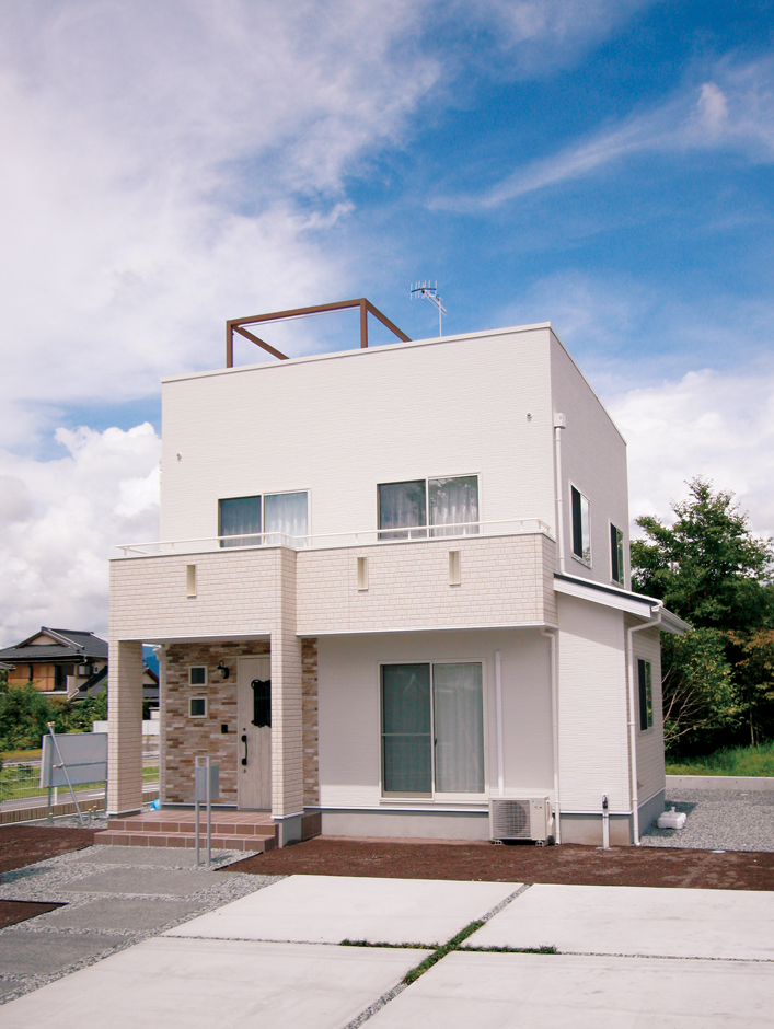 ＩＤＫ 住まいの発見館【1000万円台、デザイン住宅、子育て】約66坪の広々した敷地に車は並列で3台駐車OK。ボックス型のモダンな外観が目を引く