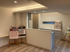 機能的でモダンなデザインのキッチンスペースである。カウンターが広く、リビングとの一体感を演出しながらもプライバシーに配慮した設計になっている。